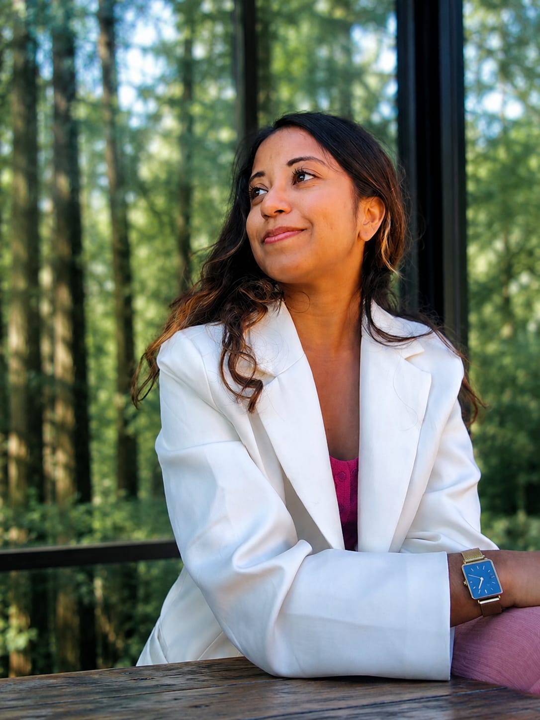 Derrière Anne-Lise Reveil, il y a une conviction simple : chaque établissement a une histoire unique à raconter. Un hôtel qui accueille, apaise et crée des souvenirs. Un domaine qui partage son savoir-faire et l'émotion d'un instant. Ces lieux possèdent une âme, une atmosphère, une identité forte — pourtant, sur les réseaux sociaux, cette richesse n'est pas toujours perçue à sa juste valeur. C'est là que j'interviens. En tant que consultante en stratégie digitale, j'accompagne les hôtels, domaines et lieux de réception à révéler leur univers grâce à une présence digitale élégante, cohérente et pensée pour convertir. Mon rôle ne se limite pas à publier du contenu : je traduis l'émotion d'un lieu en images, en mots, et en résultats concrets — visibilité, réservations, chiffre d'affaires.